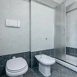 Guesthost - Roomy Close To Center Apartment