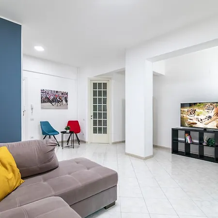 Roomy Close To Center! Apartment