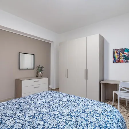 Roomy Close To Center! Apartamento Siena